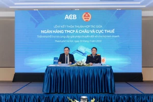 Lễ ký kết giữa Cục Thuế, Bộ Tài chính và Ngân hàng Thương mại cổ phần Á Châu để triển khai giải pháp giúp người nộp thuế quản lý doanh thu, kê khai và nộp thuế.