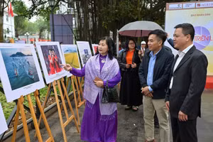 Cuộc thi ảnh báo chí “Việt Nam trên hành trình đổi mới” do Báo Nhân Dân tổ chức nhân kỷ niệm 75 năm ra số đầu.