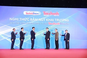 Nghi thức bấm nút khai trương giao diện mới của báo điện tử Báo Tài chính-Đầu tư.