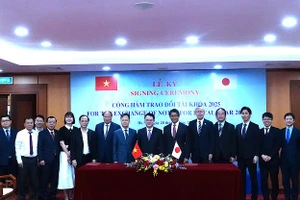 Đại diện phía Việt Nam và Nhật Bản tham gia lễ ký công hàm hỗ trợ vốn vay ODA. 