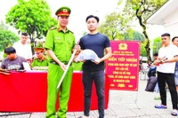 Công an tỉnh Đồng Nai triển khai mô hình “Đổi vũ khí, vật liệu nổ, công cụ hỗ trợ và pháo lấy phiếu khám, chữa bệnh, tặng nón bảo hiểm” tại Công an phường Long Bình.