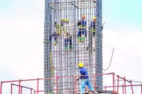 Các kỹ sư, công nhân đang khẩn trương thi công trụ dẫn của dự án cầu Đại Ngãi 1 bắc qua sông Hậu.
