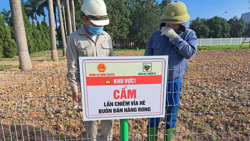 Xây dựng tường rào, dựng bảng cấm lấn chiếm trước cổng Khu công nghiệp Bá Thiện 2.