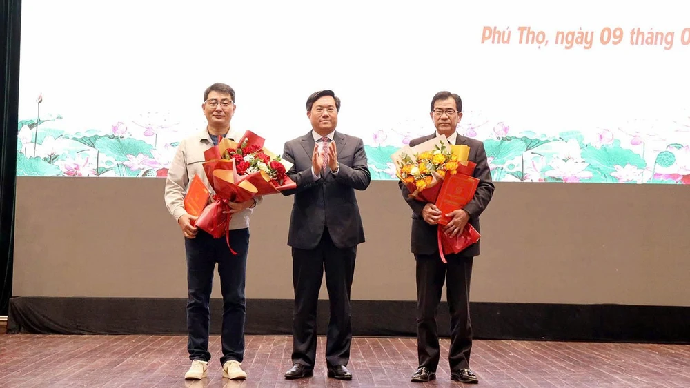 Chủ tịch Ủy ban nhân dân tỉnh Trần Duy Đông trao giấy chứng nhận đăng ký đầu tư cho 2 dự án điện tử, bán dẫn.