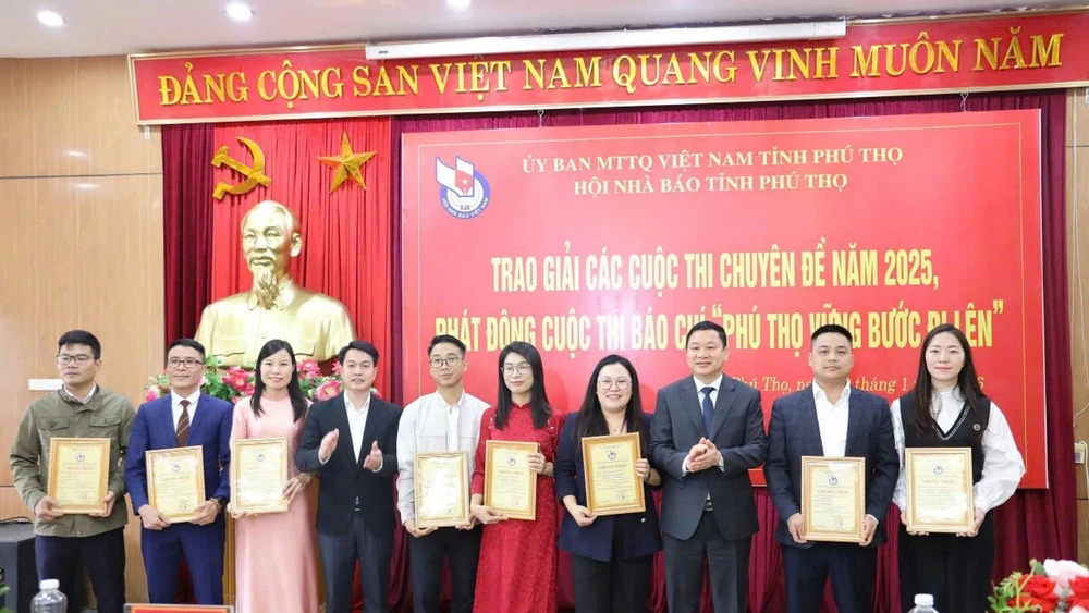 Chủ tịch Hội Nhà báo tỉnh Phú Thọ trao giải A cuộc thi “Vĩnh Phúc chung sức xây dựng nông thôn mới”.