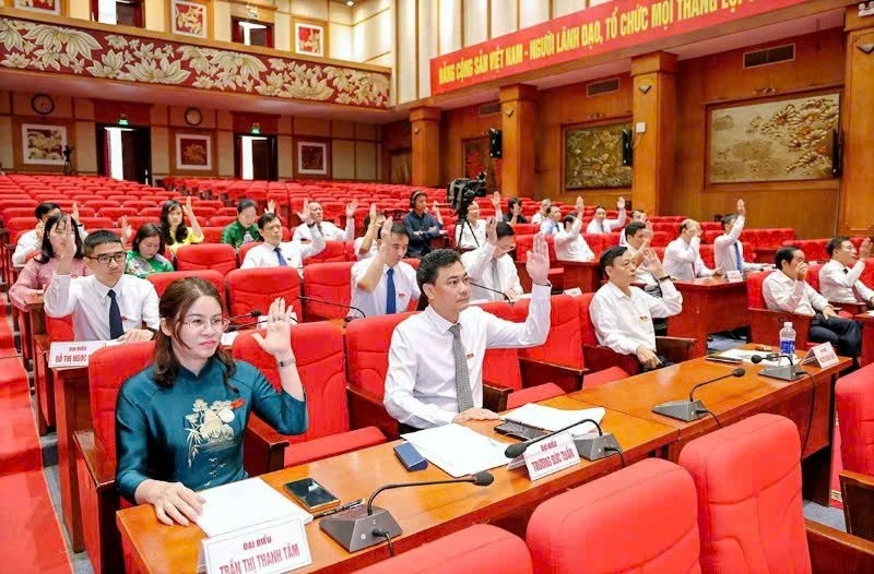 Đại biểu Hội đồng nhân dân tỉnh biểu quyết thông qua các nghị quyết.