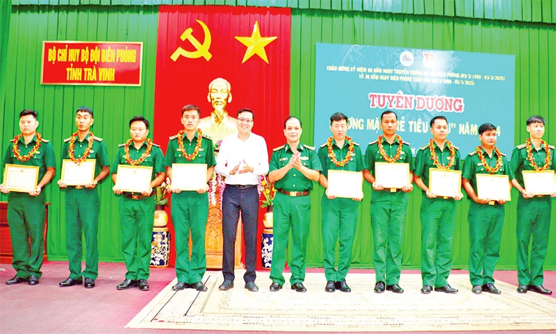 Cán bộ, chiến sĩ bộ đội biên phòng trẻ tiêu biểu tỉnh Trà Vinh được tuyên dương, khen thưởng.