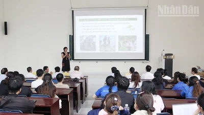 Đại biểu chia sẻ thông tin tại diễn đàn