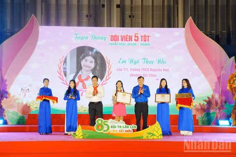 Lễ tuyên dương, khen thưởng các tập thể, cá nhân xuất sắc đạt các giải thưởng.