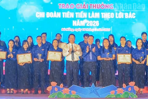 Lễ tuyên dương Thanh niên tiên tiến làm theo lời Bác và Chi đoàn tiên tiến làm theo lời Bác năm 2026 trong cơn mưa lớn bất chợt.