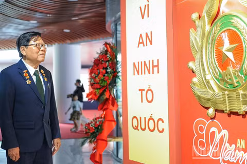Người dân tại triển lãm “80 năm An ninh nhân dân - Lá chắn thầm lặng”.