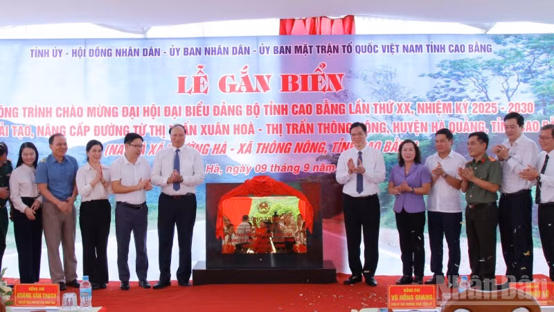 Các đại biểu gắn biển công trình chào mừng Đại hội Đảng bộ tỉnh Cao Bằng lần thứ 20 tại tuyến đường từ xã Trường Hà đến xã Thông Nông.