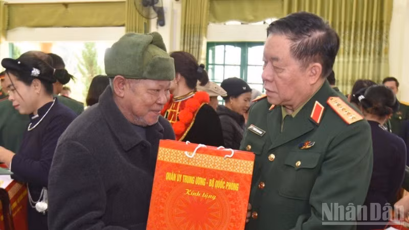 Đại tướng Nguyễn Trọng Nghĩa, Chủ nhiệm Tổng cục Chính trị Quân đội nhân dân Việt Nam tặng quà gia đình chính sách ở xã Tam Kim, tỉnh Cao Bằng