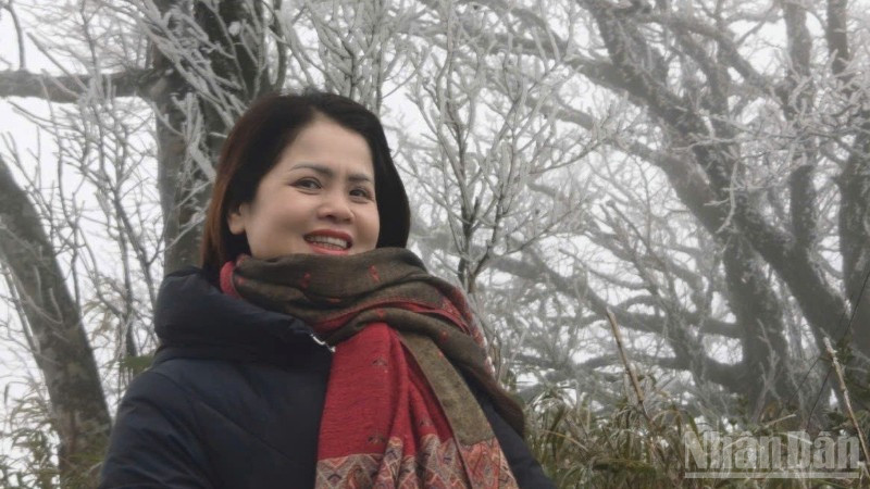 Du khách lưu lại những khoảnh khắc đẹp trên đỉnh Phja Oắc, xã Thành Công, tỉnh Cao Bằng.