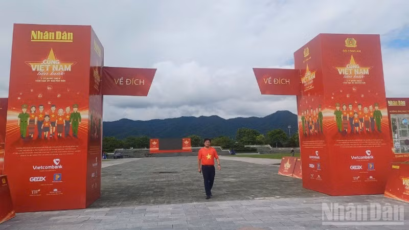 Tại tỉnh Cao Bằng, hoạt động "Cùng Việt Nam tiến bước" điểm cấp tỉnh diễn ra tại Quảng trường km5, phường Thục Phán.