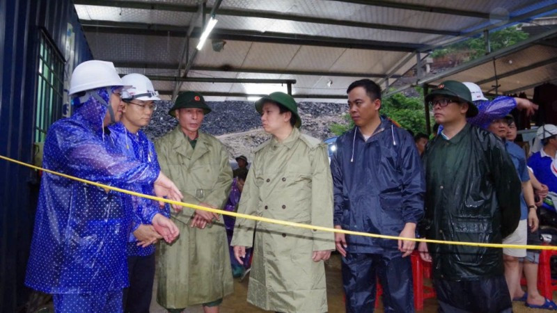 Chủ tịch Ủy ban nhân dân tỉnh Cao Bằng, Lê Hải Hòa (thứ 4 từ trái sang) kiểm tra, chỉ đạo công tác khắc phục hậu quả thiên tai tại xã Đức Long. (Ảnh: Báo Cao Bằng)