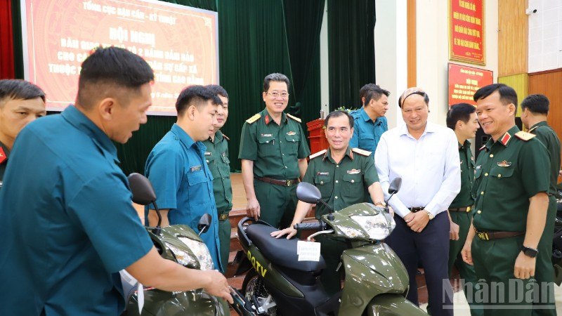 112 xe máy được bàn giao phục vụ công tác của Ban Chỉ huy Quân sự cấp xã trong tỉnh Cao Bằng.