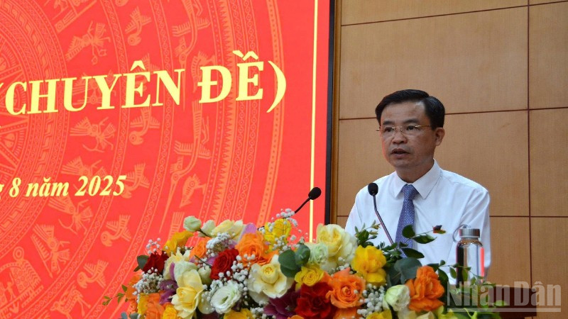 Đồng chí Bế Thanh Tịnh, Chủ tịch Hội đồng nhân dân tỉnh Cao Bằng phát biểu ý kiến tại kỳ họp.