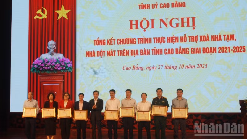 Lãnh đạo tỉnh Cao Bằng trao Bằng khen cho các tập thể có nhiều đóng góp thực hiện chương trình.