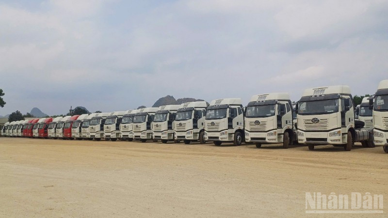 Ô-tô nhập khẩu qua Cửa khẩu quốc tế Tà Lùng, xã Phục Hòa, tỉnh Cao Bằng.