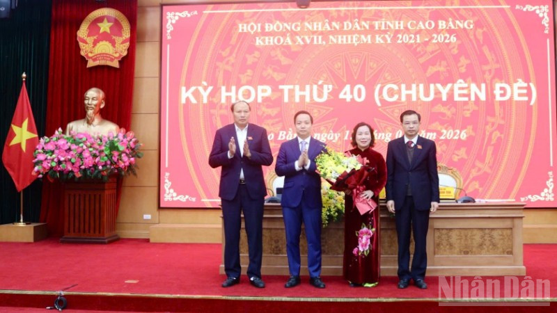 Lãnh đạo tỉnh Cao Bằng tặng hoa chúc mừng đồng chí Hà Nhật Lệ, Phó Chủ tịch Ủy ban nhân dân tỉnh Cao Bằng.