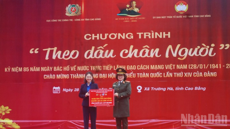 Lãnh đạo Cục Công tác Chính trị, Bộ Công an, trao tượng trưng kinh phí hỗ trợ chương trình.