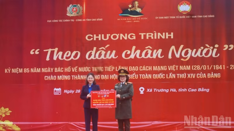Lãnh đạo Cục Công tác Chính trị, Bộ Công an, trao tượng trưng kinh phí hỗ trợ chương trình.