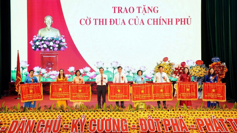 Chủ tịch Ủy ban nhân dân tỉnh Cao Bằng trao cờ thi đua cho các điển hình tiên tiến trong phong trào thi đua.