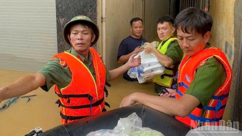 Lực lượng Công an tiếp tế thực phẩm cho người dân.