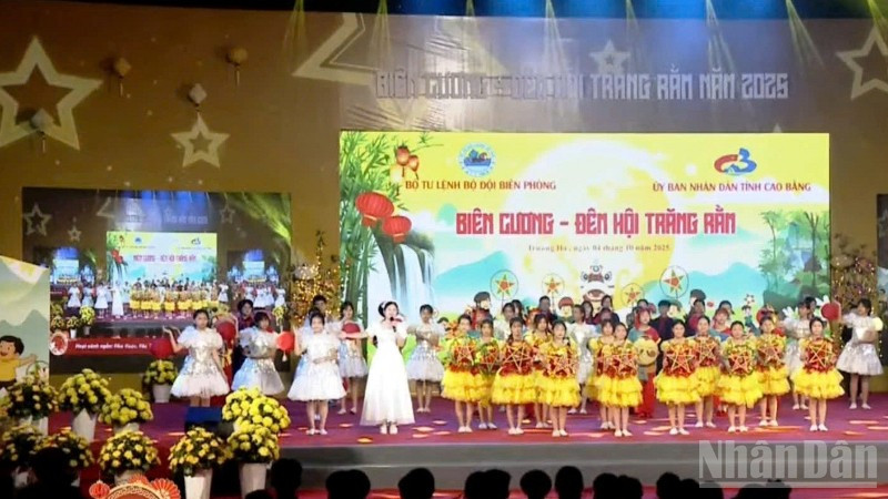 Chương trình “Biên cương - Đêm hội trăng rằm” do Bộ Tư lệnh Bộ đội Biên phòng phối hợp Ủy ban nhân dân tỉnh Cao Bằng tổ chức.