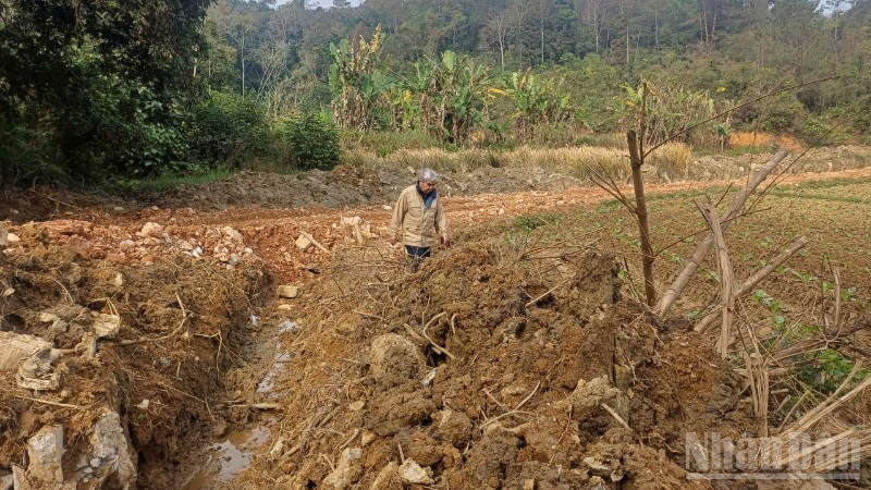 Sáng 9/1, tại hiện trường, phóng viên Báo Nhân Dân thấy vắng bóng nhân lực và thiết bị của đơn vị thi công.