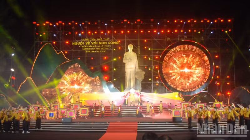 Chương trình nghệ thuật “Người về với non sông”.