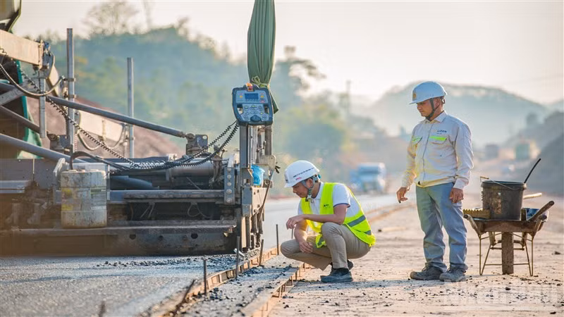 Thi công tuyến đường bộ cao tốc Đồng Đăng-Trà Lĩnh.