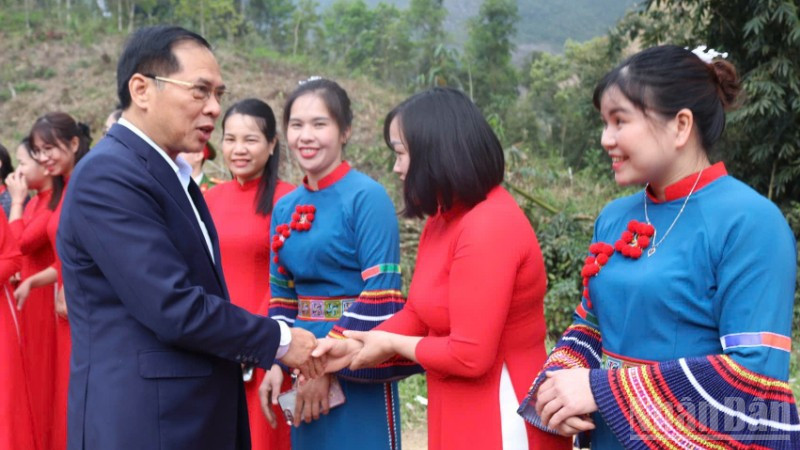 Phó Thủ tướng Bùi Thanh Sơn động viên đội ngũ giáo viên ở xã Xuân Trường, tỉnh Cao Bằng.