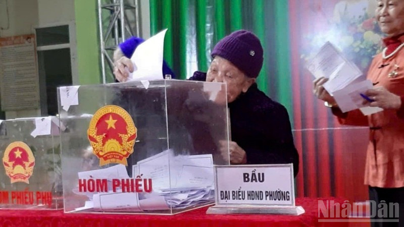 Cụ Dương Thị Xiên, 102 tuổi, ở phường Tân Giang, tỉnh Cao Bằng, đi bỏ phiếu, thực hiện quyền công dân.