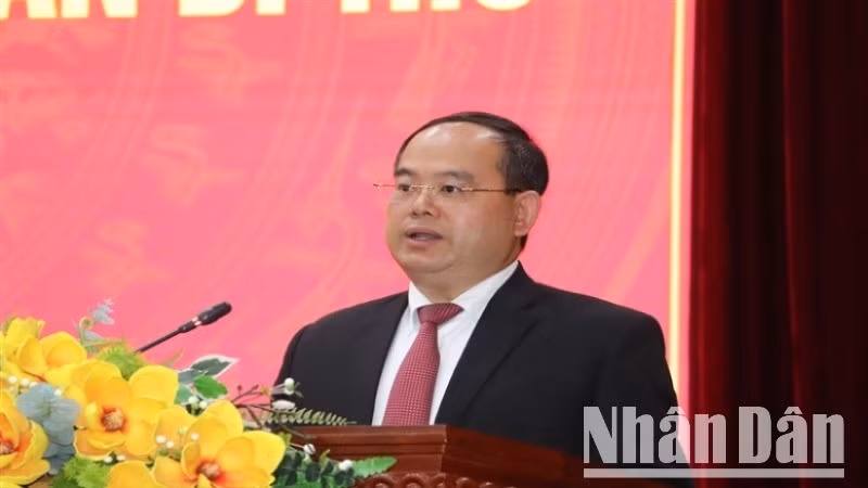 Đồng chí Quản Minh Cường, Bí thư Tỉnh ủy Cao Bằng phát biểu ý kiến tại hội nghị.