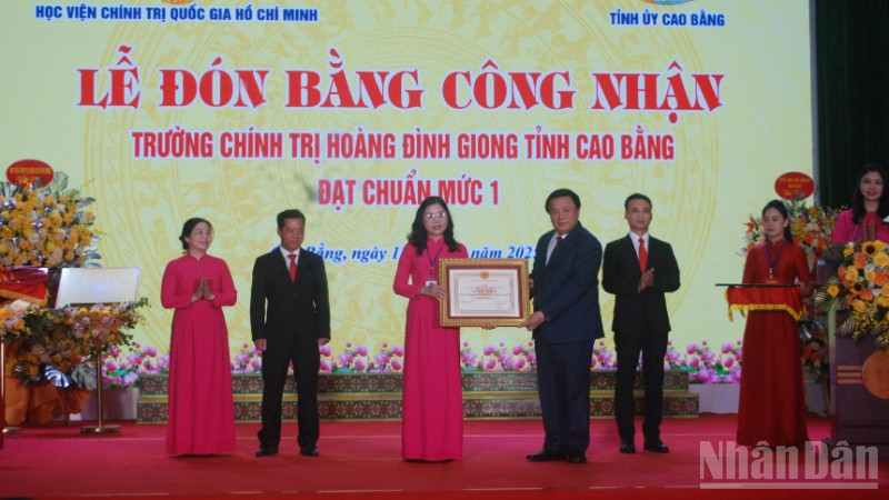 Đồng chí Nguyễn Xuân Thắng trao Bằng công nhận Trường chính trị Hoàng Đình Giong, tỉnh Cao Bằng, đạt chuẩn mức độ 1.
