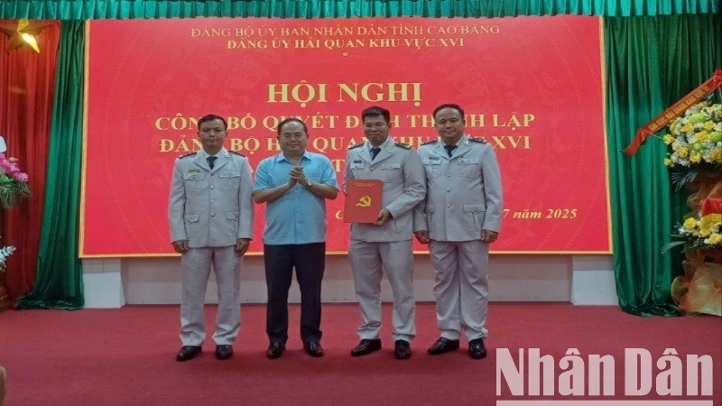 Đồng chí Quản Minh Cường, Bí thư Tỉnh ủy Cao Bằng trao quyết định thành lập Đảng bộ hải quan khu vực 16.
