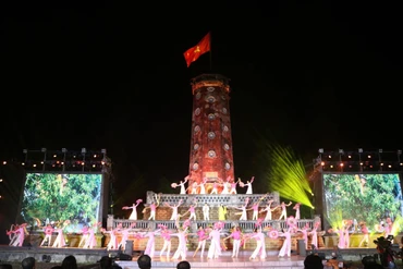 Biểu diễn văn nghệ tại không gian phố đi bộ quanh Thành cổ Sơn Tây. (Ảnh: Chí Dũng)