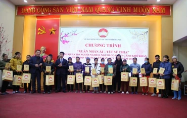 Lãnh đạo Ủy ban Mặt trận Tổ quốc Việt Nam thành phố Hà Nội trao quà Tết cho người nghèo tại Chương trình ''Xuân nhân ái - Tết sẻ chia'' do Ủy ban Mặt trận Tổ quốc Việt Nam thành phố tổ chức nhân dịp Tết Quý Mão 2023.