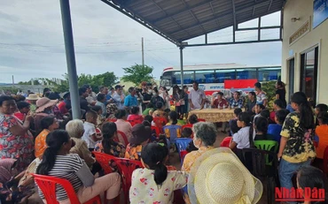 Các gia đình bà con gốc Việt Nam và Campuchia đến nhận quà.