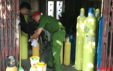 Qua kiểm tra, Công an phát hiện 43 bình khí N2O.