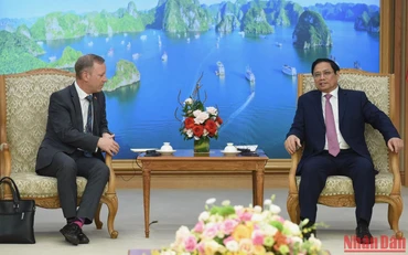 Thủ tướng Phạm Minh Chính tiếp Đại sứ Liên hiệp Vương quốc Anh và Bắc Ireland tại Việt Nam Gareth Ward. (Ảnh: TRẦN HẢI)