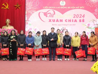 Lãnh đạo huyện Mỹ Đức và Liên đoàn Lao động thành phố Hà Nội trao quà Tết cho công nhân lao động. (Ảnh: Kim Nhuệ)