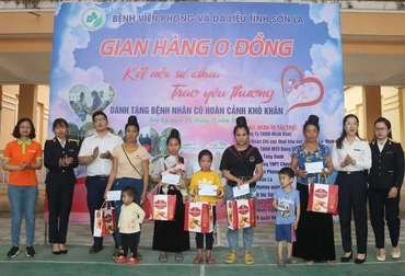 Trao tặng các phần quà cho bệnh nhi có hoàn cảnh khó khăn.