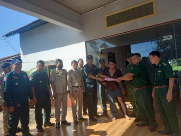 Lực lượng chức năng biên giới Campuchia bàn giao đối tượng Lê Hoàng Thanh cho lực lượng Biên phòng Việt Nam tại Đồn Biên phòng Cửa khẩu Lộc Thịnh, tỉnh Bình Phước.