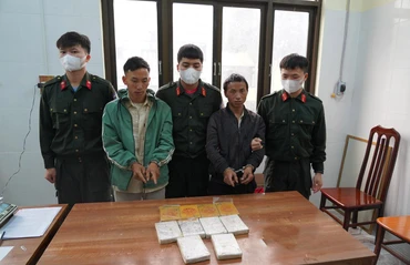 Hai đối tượng vận chuyển, mua bán ma túy cùng tang vật bị bắt giữ tại cơ quan công an. (Ảnh: Công an Hà Giang)
