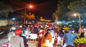 Kẹt xe cục bộ tại chợ hoa Xuân Quý Mão 2023 thành phố Kon Tum