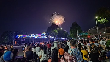 Cả trăm nghìn người đến tham gia các chương trình Đêm hội Giao thừa tại Công viên Trung tâm hành chính tỉnh Bình Dương và xem bắn pháo hoa đêm giao thừa.