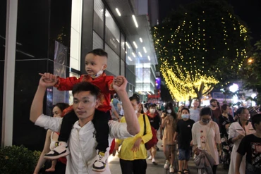 Người dân tập trung khá đông tại Đường hoa Nguyễn Huệ trong đêm giao thừa.